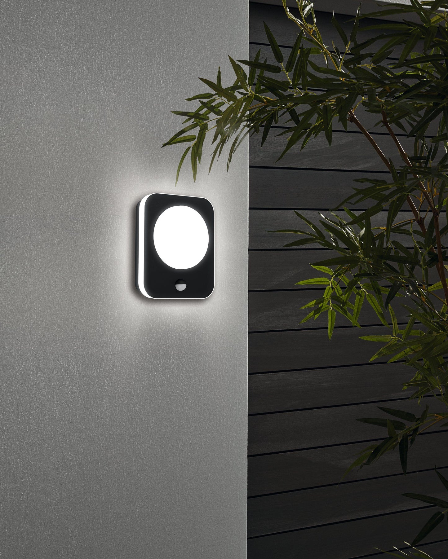 99584  Cast aluminum MADRIZ wall light in black and white plastic